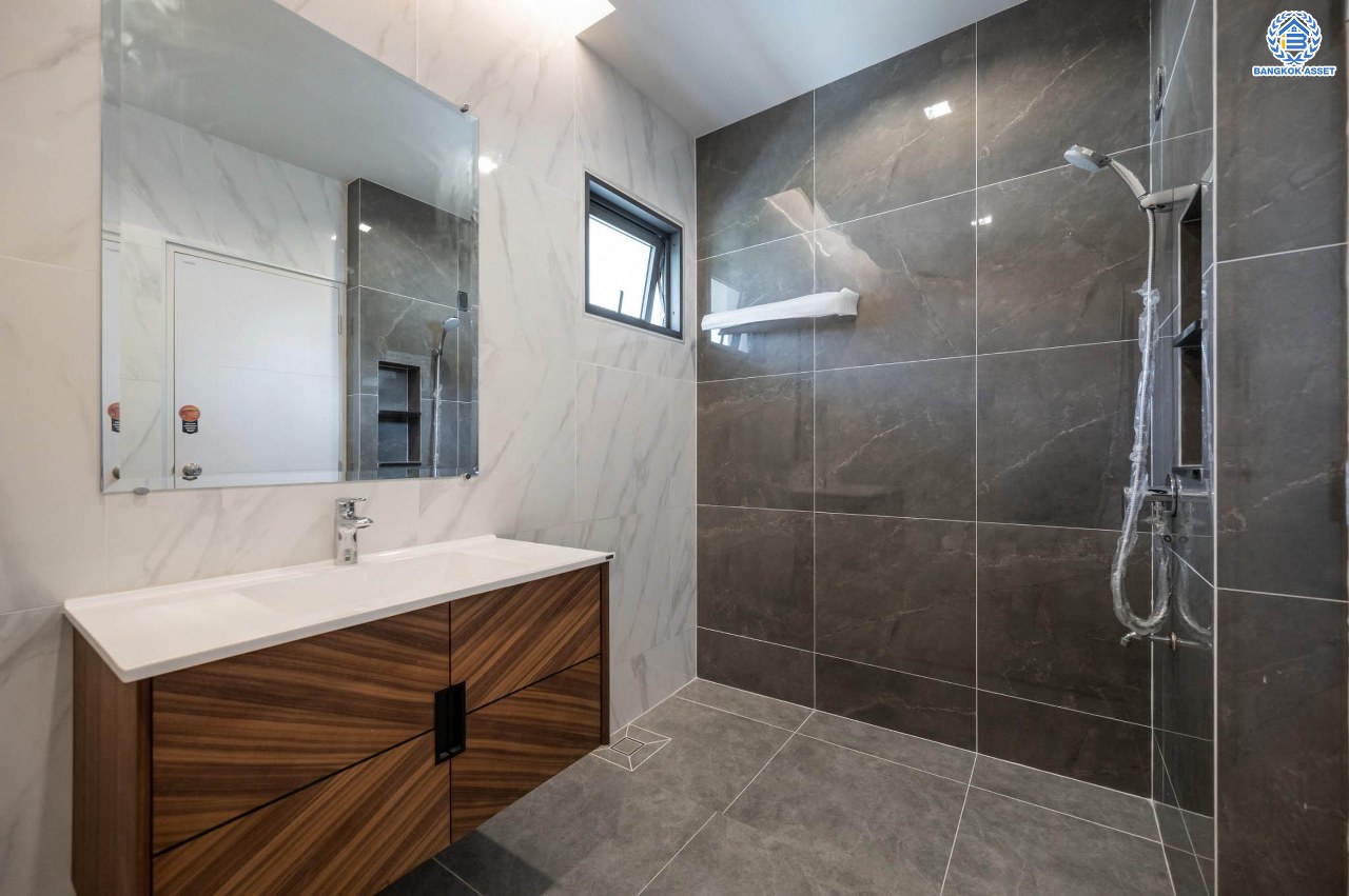 บ้านเดี่ยวฟิลคฤหาสน์มือสองตกแต่งใหม่ แบรนด์ LH ดีไซน์สุดหรูหรา โครงการ ลดาวัลย์ ปิ่นเกล้า เนื้อที่ 178.6 ตร.ว. บนพื้นที่ใช้สอยถึง 651.84 ตร.ม. ฟังก์ชันจัดเต็ม 5 ห้องนอน 7 ห้องน้ำ  1 ห้องแม่บ้าน จอดรถได้ถึง 3 คัน ทำเลศักยภาพติดถนนบรมราชชนนี เชื่อมต่อหลายเส้นทาง ใกล้มหาวิทยาลัยมหิดล และเซ็นทรัลศาลายา